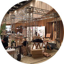 イベント会場展示ブース設営（トラス）・照明取付