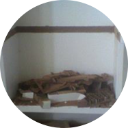 1. 棚板を削ります